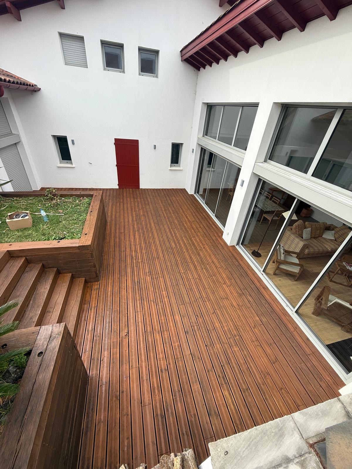 Terrasse et escaliers bois nettoyés — maison basque