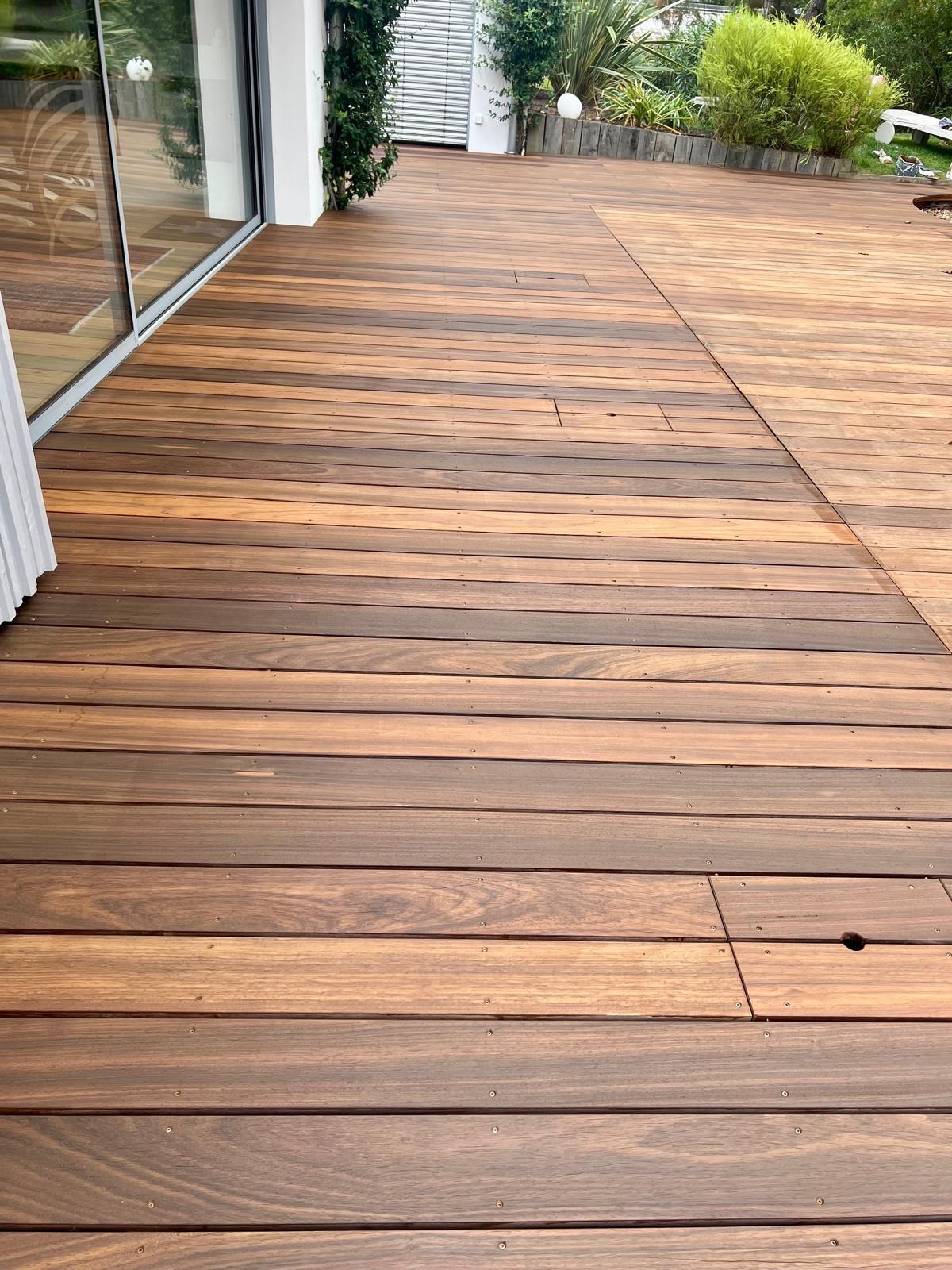 Détail bois exotique nettoyé — veinage apparent