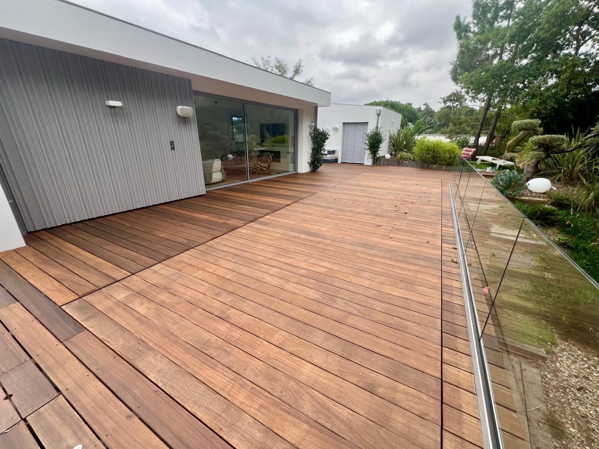 Terrasse bois exotique avant et après traitement du grisaillement