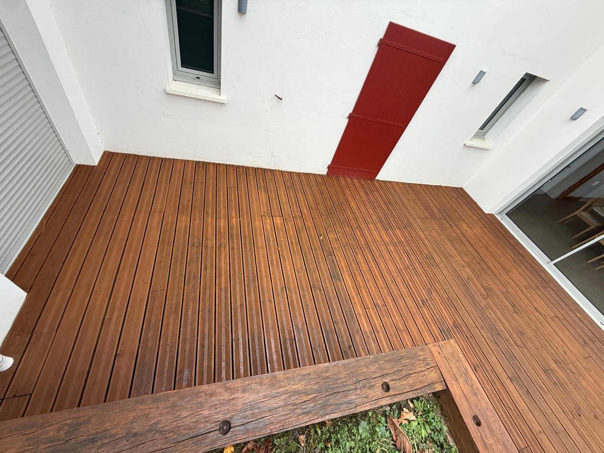 Terrasse bois nettoyée — éligible au crédit d'impôt 50%